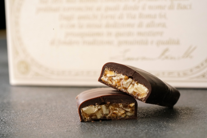 イタリア ナポリのチョコレートヌガー トローニバーチ